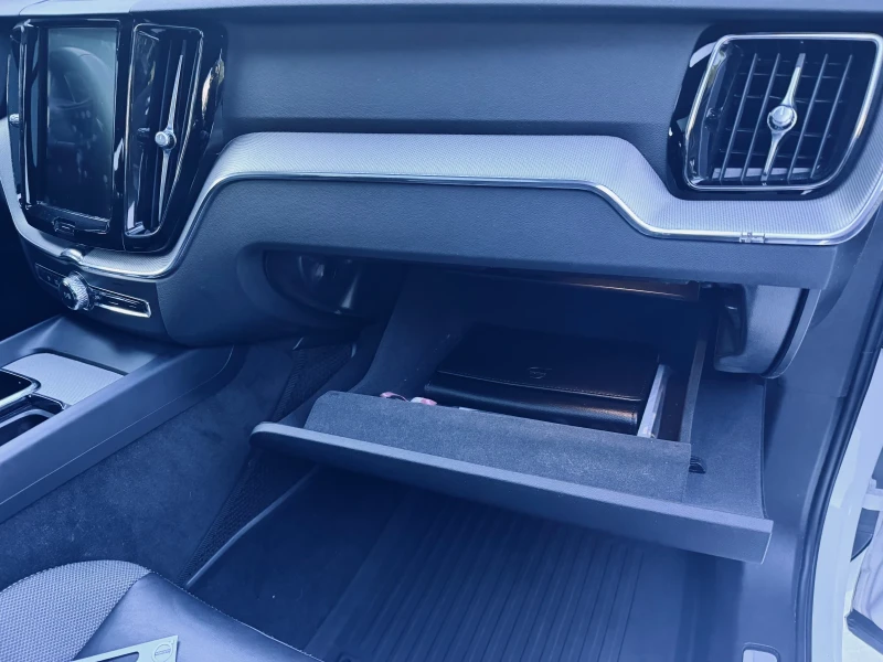 Volvo XC60 R Design Plug-in hybrid T8, снимка 11 - Автомобили и джипове - 52526969