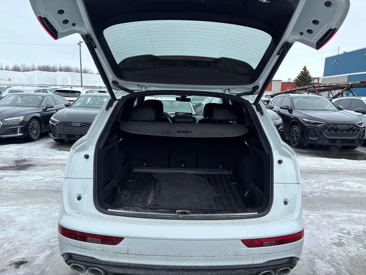 Audi SQ5 * Technik * CARFAX * ДИСТРОНИК* 360 КАМЕРИ* , снимка 14 - Автомобили и джипове - 53738342