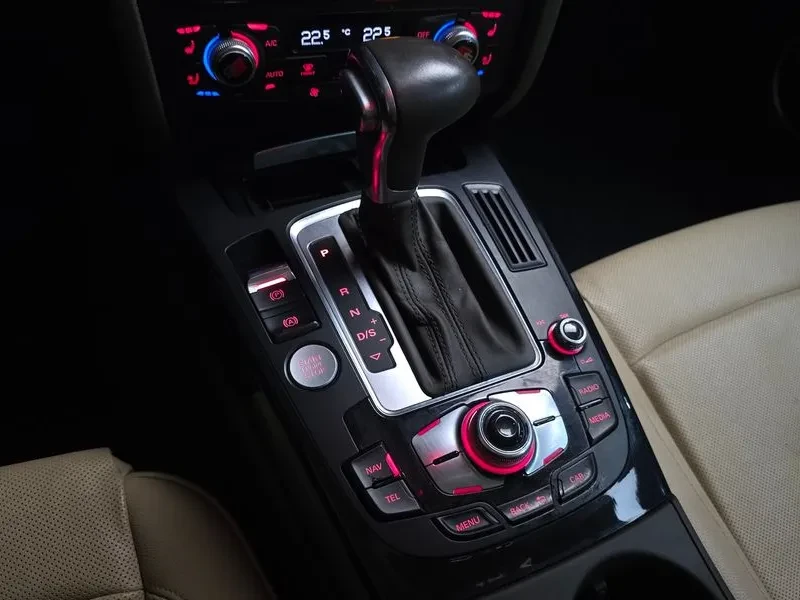 Audi A5 2.0 TDI Quattro, снимка 9 - Автомобили и джипове - 55032376