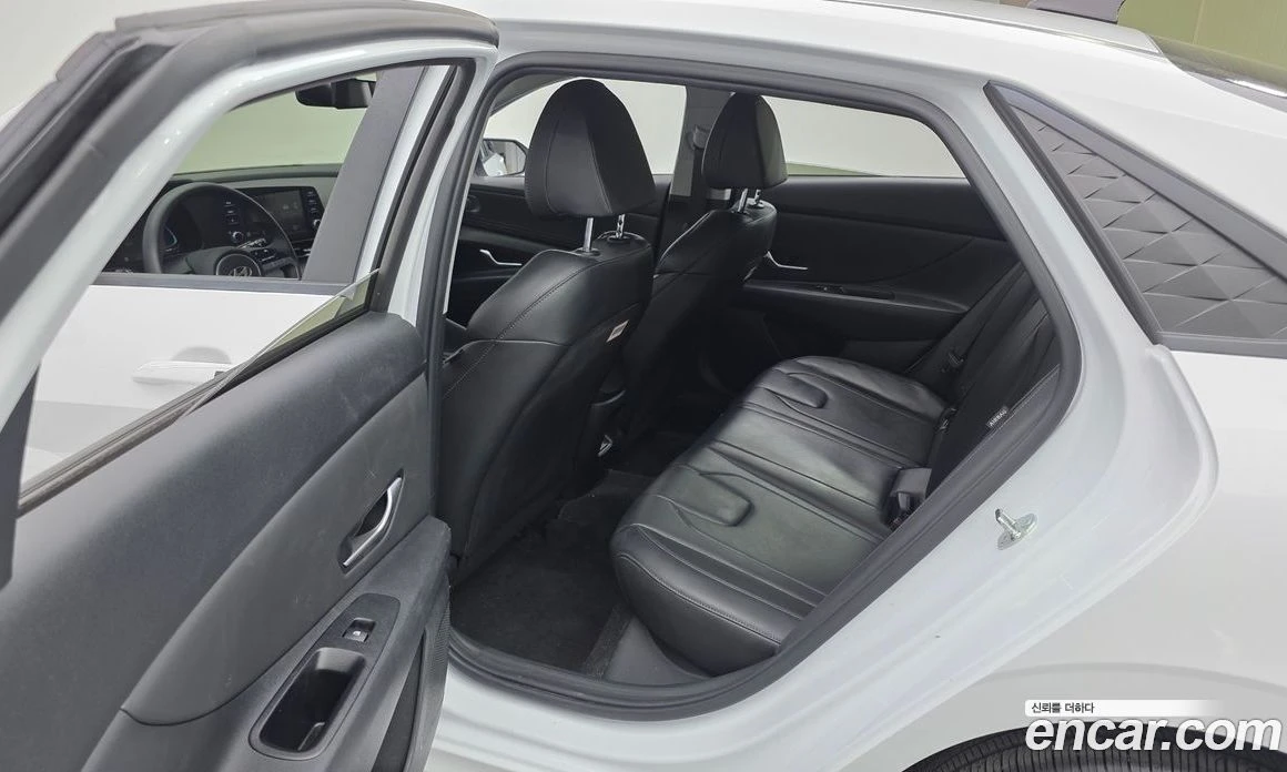 Hyundai Elantra 1.6 Smart, снимка 11 - Автомобили и джипове - 56155898