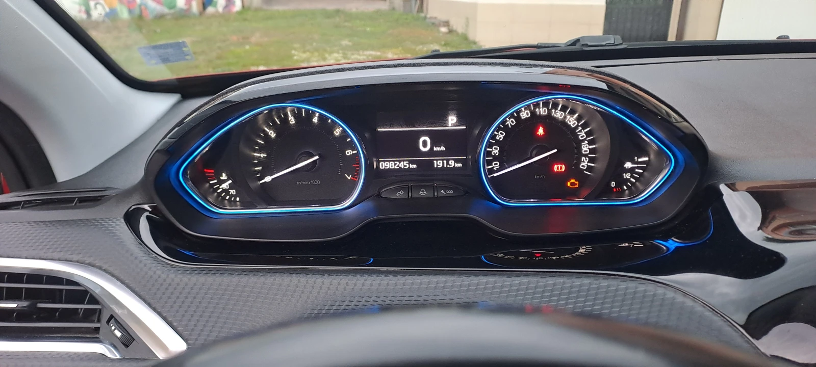 Peugeot 2008 Allure 1.2 e-THP , снимка 9 - Автомобили и джипове - 56661110