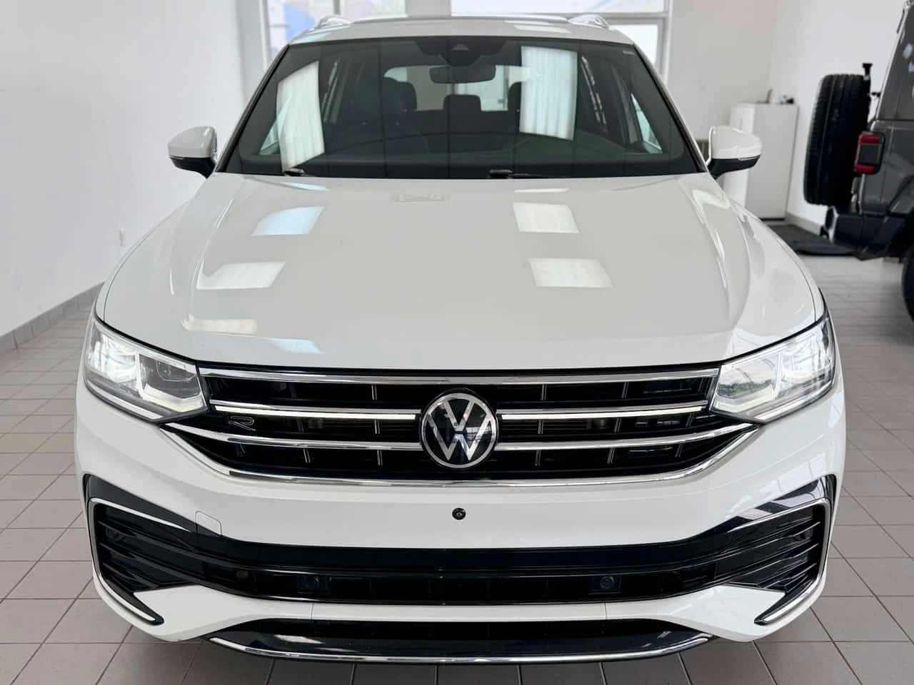 VW Tiguan * Highline R Line 4MOTION * CARFAX * ОПЦИЯ ЗА ФИНА, снимка 6 - Автомобили и джипове - 55254915