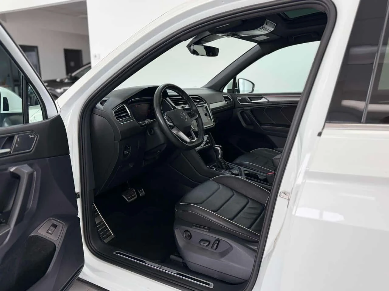 VW Tiguan * Highline R Line 4MOTION * CARFAX * ОПЦИЯ ЗА ФИНА, снимка 5 - Автомобили и джипове - 55254915