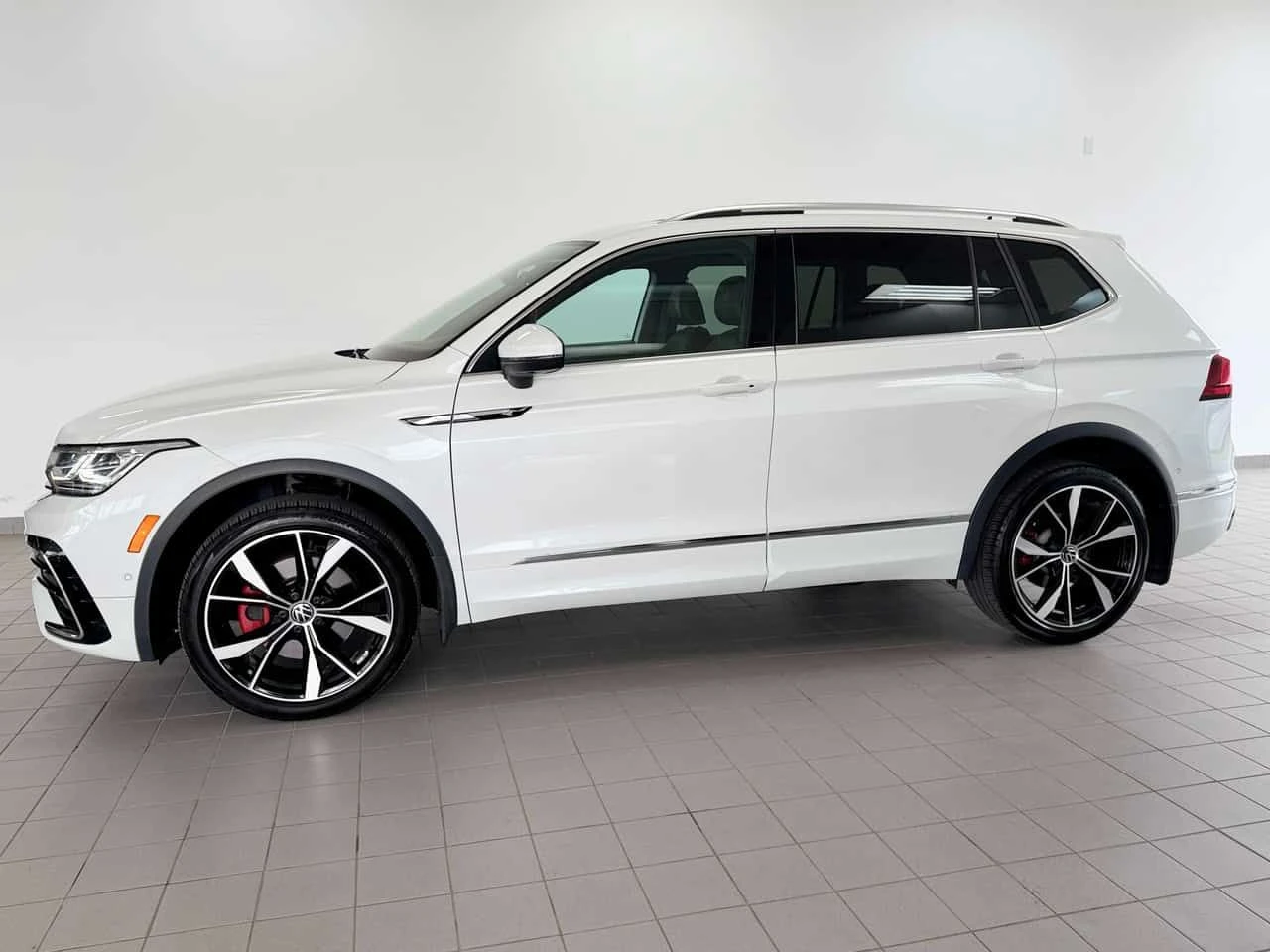 VW Tiguan * Highline R Line 4MOTION * CARFAX * ОПЦИЯ ЗА ФИНА, снимка 2 - Автомобили и джипове - 55254915