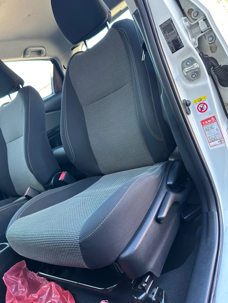Toyota Yaris 1.5 I HYBRID, снимка 12 - Автомобили и джипове - 51525789