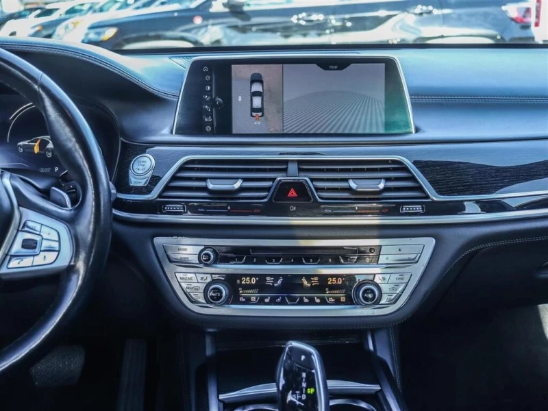 BMW 750 * V8 AWD | EXEC PKG | TECH PKG | ALCANTARA | NAV *, снимка 10 - Автомобили и джипове - 52978507