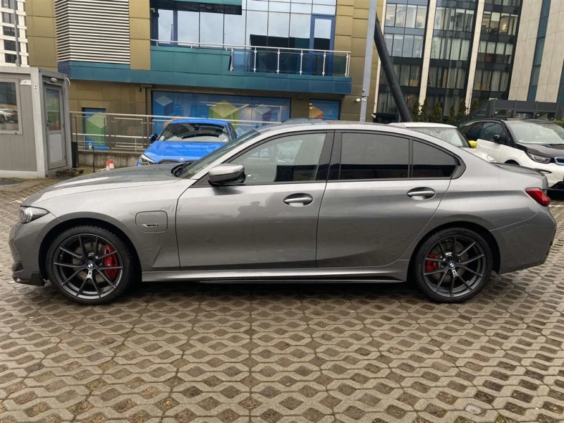 BMW 330 xDrive Седан, снимка 3 - Автомобили и джипове - 53327776