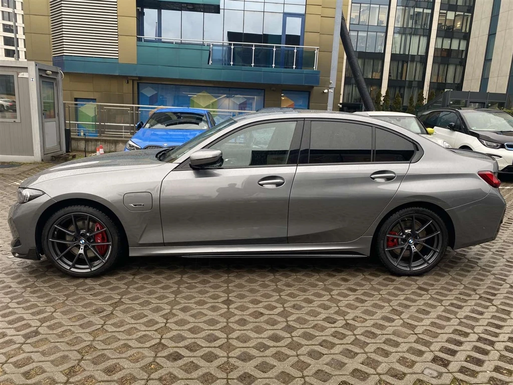 BMW 330 xDrive Седан - изображение 3