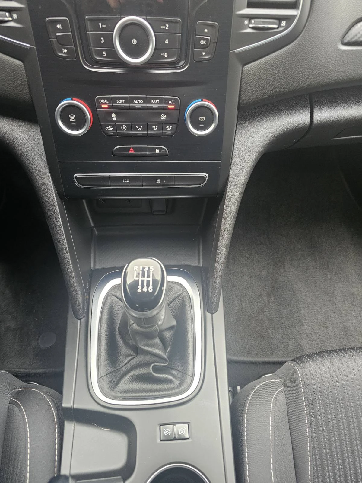 Renault Megane 1.3 TCe 140, снимка 9 - Автомобили и джипове - 54228492