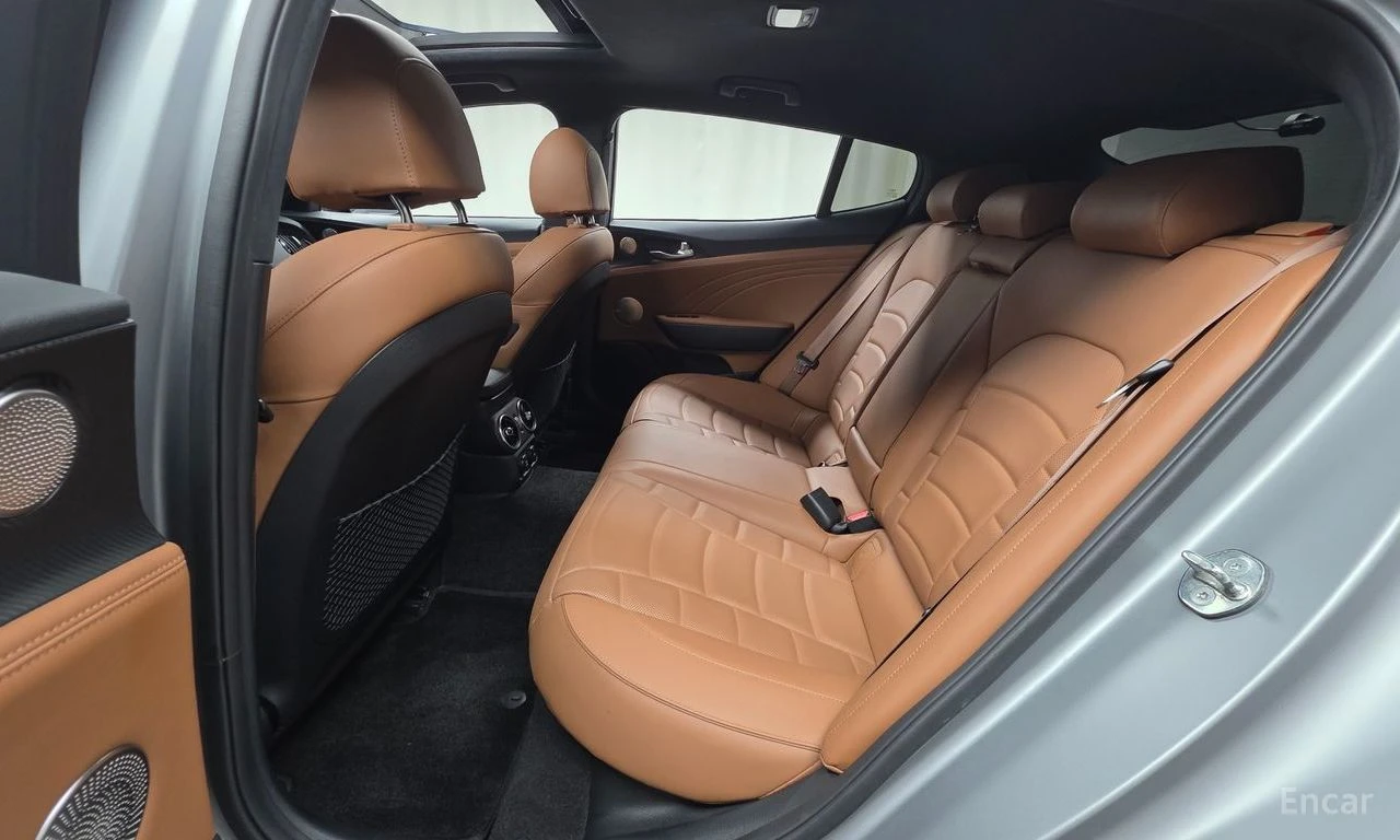 Kia Stinger 3.3 GT* TRIBUTE EDITION* DISTRONIC* ОБДУХВАНЕ, снимка 15 - Автомобили и джипове - 55031311