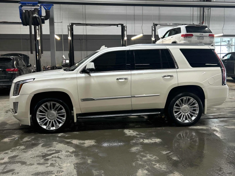 Cadillac Escalade PLATINUM* 360view* Bose* Pano* масаж* Подгрев* , снимка 2 - Автомобили и джипове - 53508455
