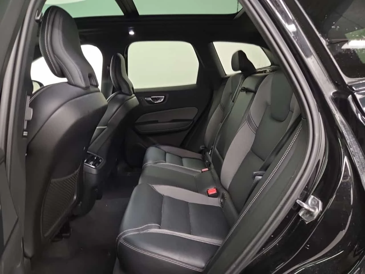 Volvo XC60 R Design/ПАНОРАМА/АВТОФИНАНСИРАНЕ, снимка 11 - Автомобили и джипове - 54755887