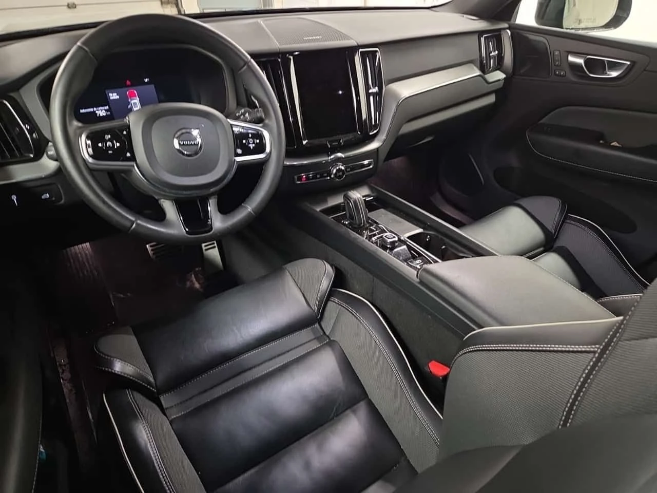 Volvo XC60 R Design/ПАНОРАМА/АВТОФИНАНСИРАНЕ, снимка 8 - Автомобили и джипове - 54755887