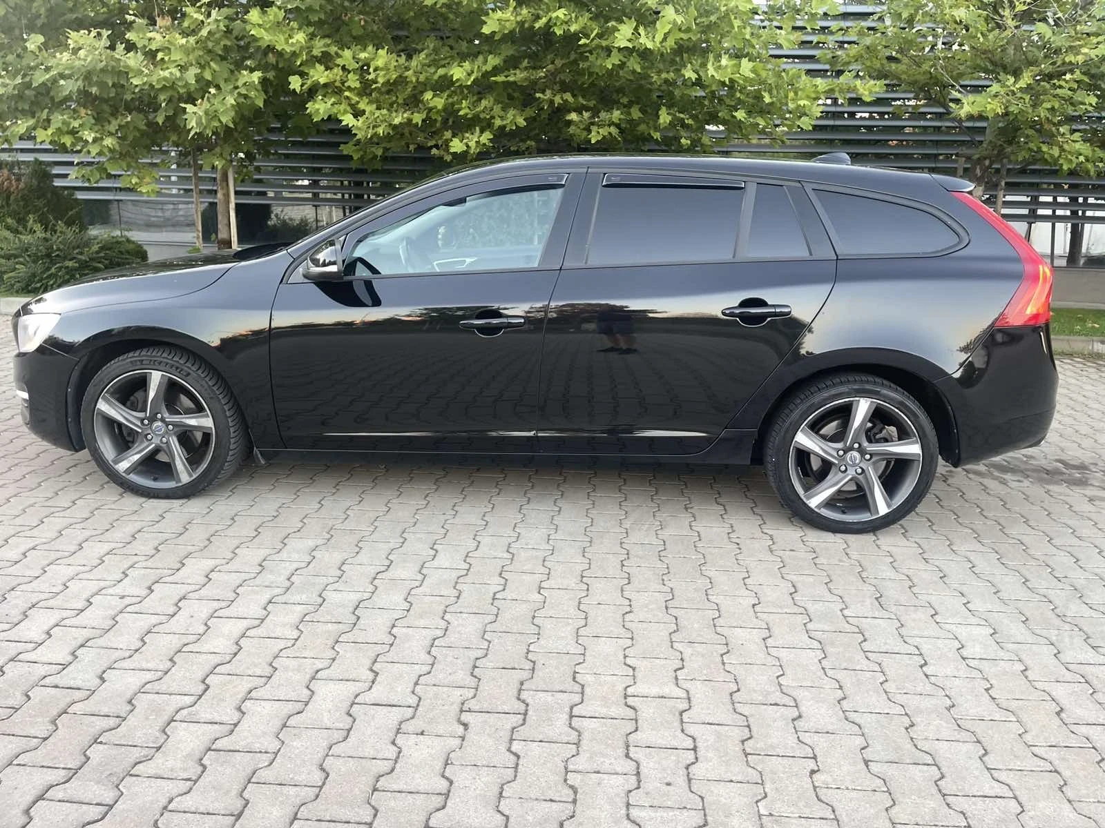 Volvo V60 2.4D5 215кс 4* 4 - изображение 10