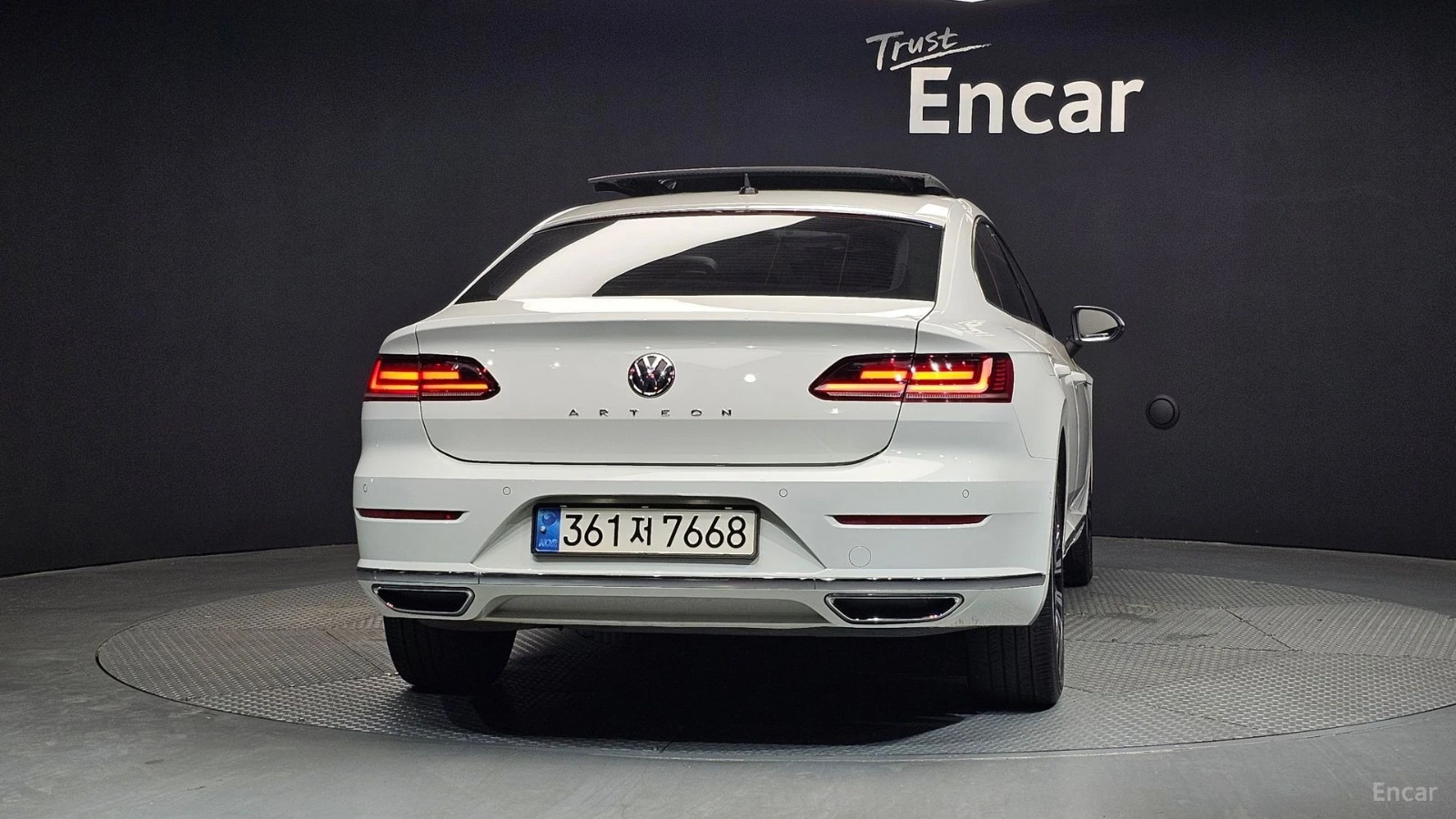 VW Arteon 2.0TDI* PREMIUM* DISTRONIC* ПОДГРЕВ* ОБДУХВАНЕ* , снимка 4 - Автомобили и джипове - 55573489