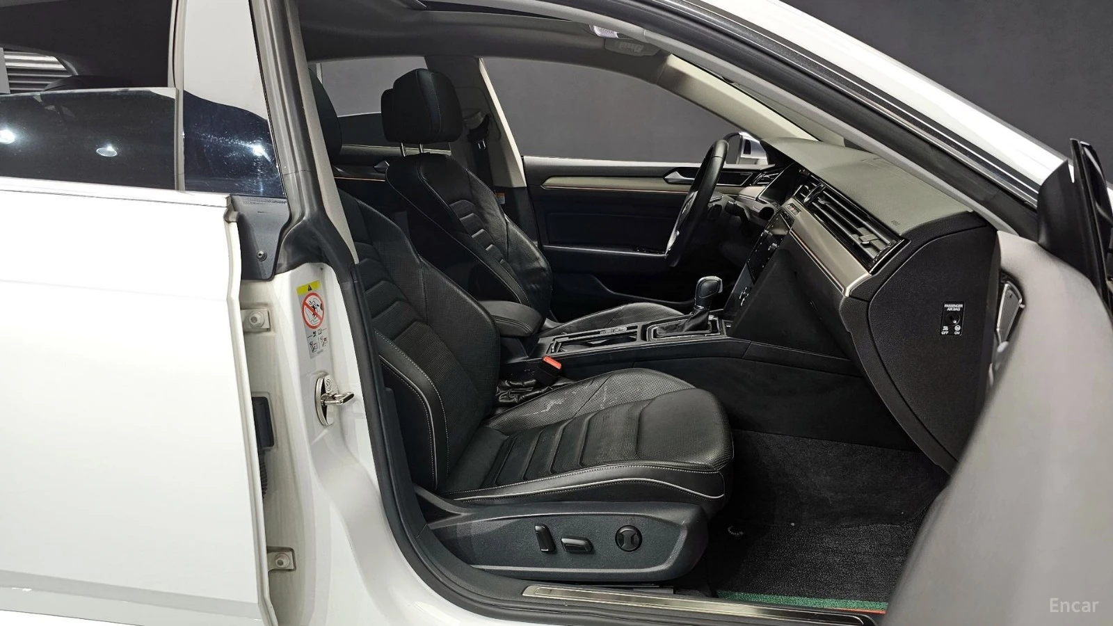 VW Arteon 2.0TDI* PREMIUM* DISTRONIC* ПОДГРЕВ* ОБДУХВАНЕ* , снимка 9 - Автомобили и джипове - 55573489