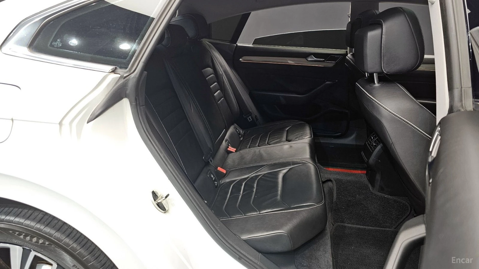 VW Arteon 2.0TDI* PREMIUM* DISTRONIC* ПОДГРЕВ* ОБДУХВАНЕ* , снимка 10 - Автомобили и джипове - 55573489