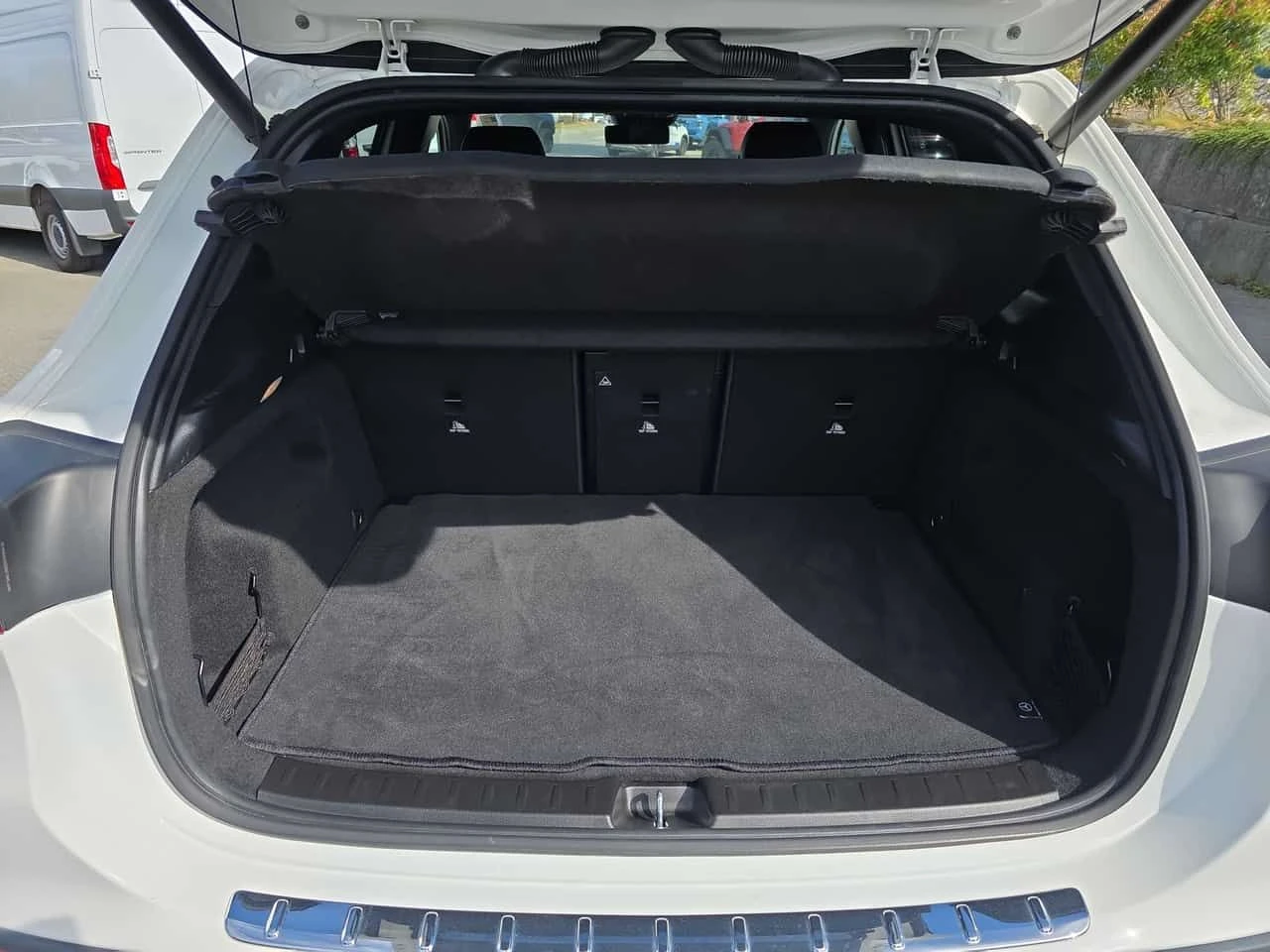 Mercedes-Benz GLA 250 /BURMESTER/DISTRONIC/АВТОКРЕДИТ, снимка 13 - Автомобили и джипове - 55500396