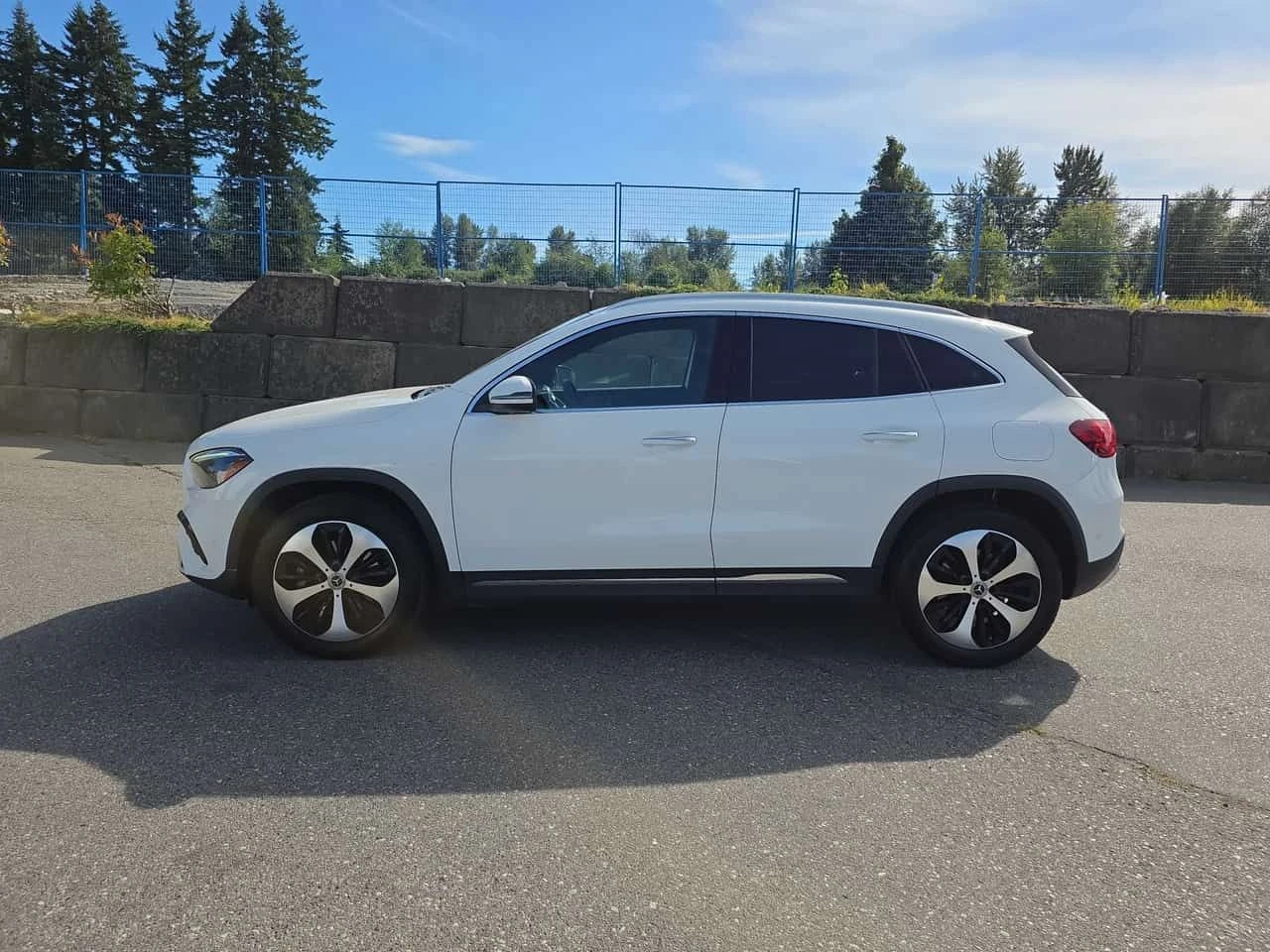 Mercedes-Benz GLA 250 /BURMESTER/DISTRONIC/АВТОКРЕДИТ, снимка 2 - Автомобили и джипове - 55500396