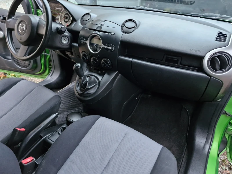 Mazda 2, снимка 11 - Автомобили и джипове - 48391002