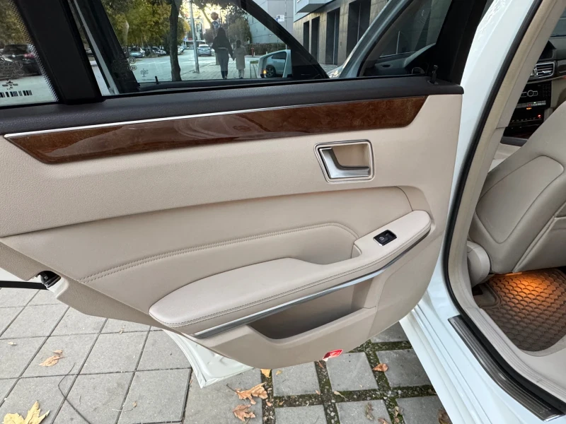 Mercedes-Benz E 350 Генерация / Напълно обслужена, снимка 12 - Автомобили и джипове - 52743730