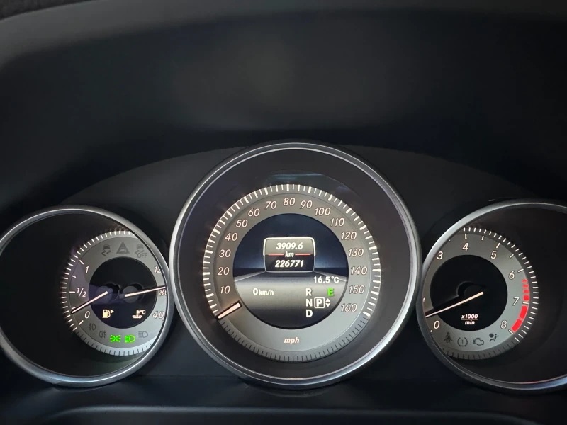 Mercedes-Benz E 350 Генерация / Напълно обслужена, снимка 14 - Автомобили и джипове - 52743730