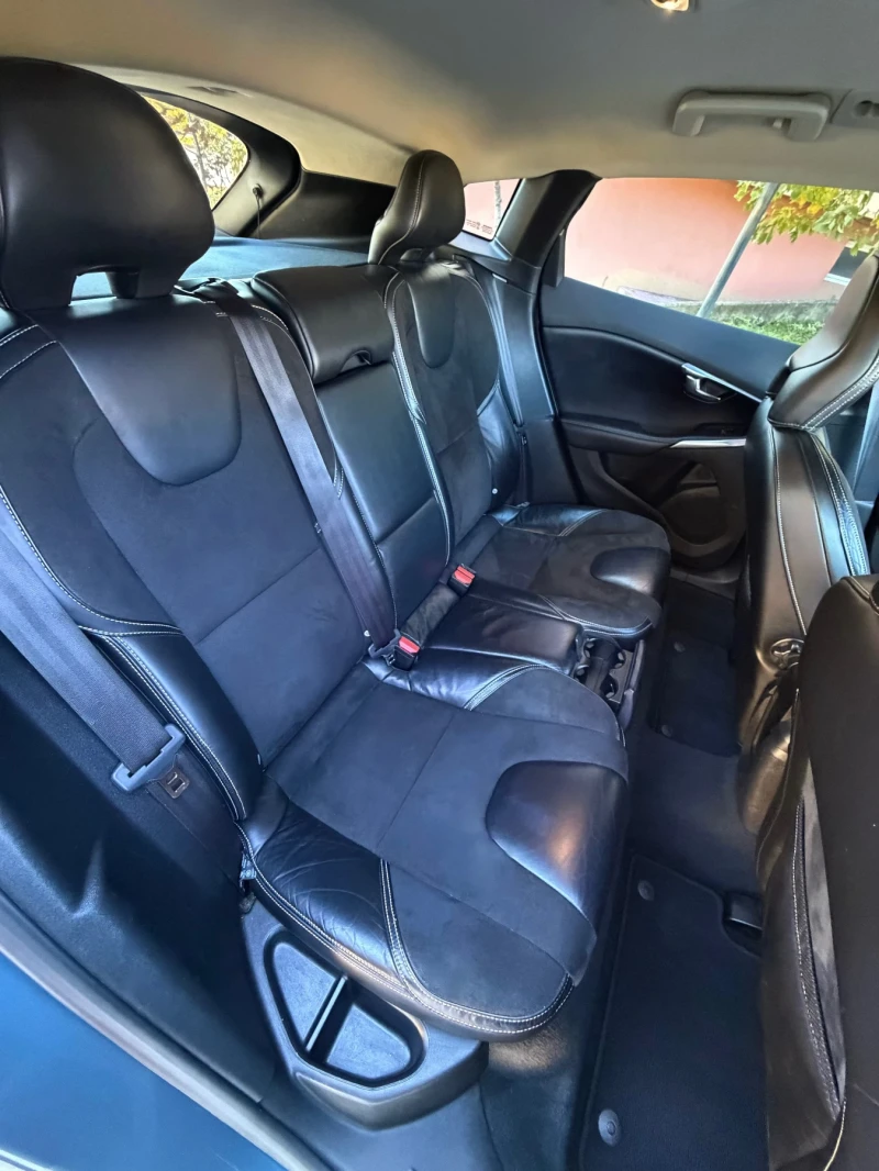 Volvo V40 D2 R-Design, снимка 10 - Автомобили и джипове - 52555556