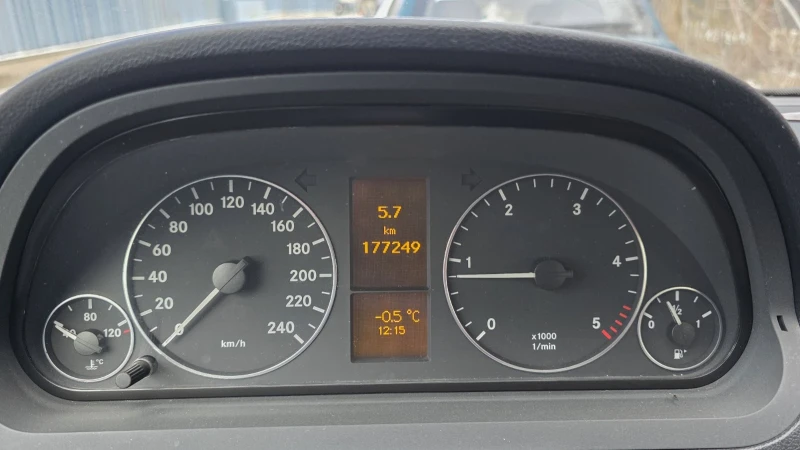 Mercedes-Benz A 180 AVANTGARD, снимка 12 - Автомобили и джипове - 52894757