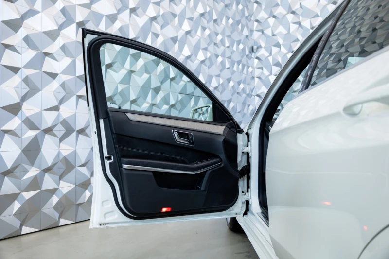 Mercedes-Benz E 350 d BlueTEC 4MATIC* Pano* Led, снимка 7 - Автомобили и джипове - 53042247