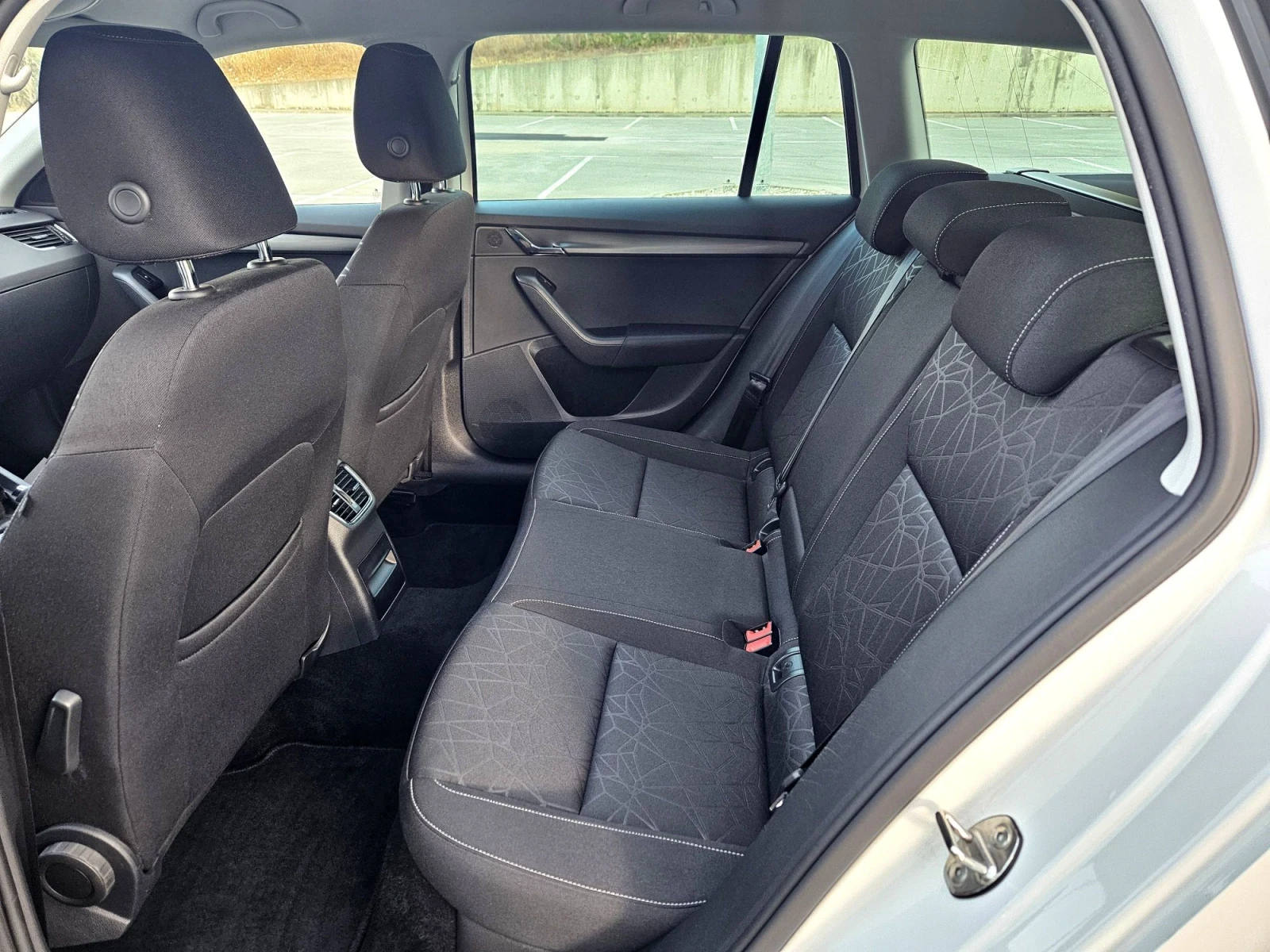 Skoda Octavia 1.5 - 150к.с. Чист бензин! , снимка 10 - Автомобили и джипове - 56060870