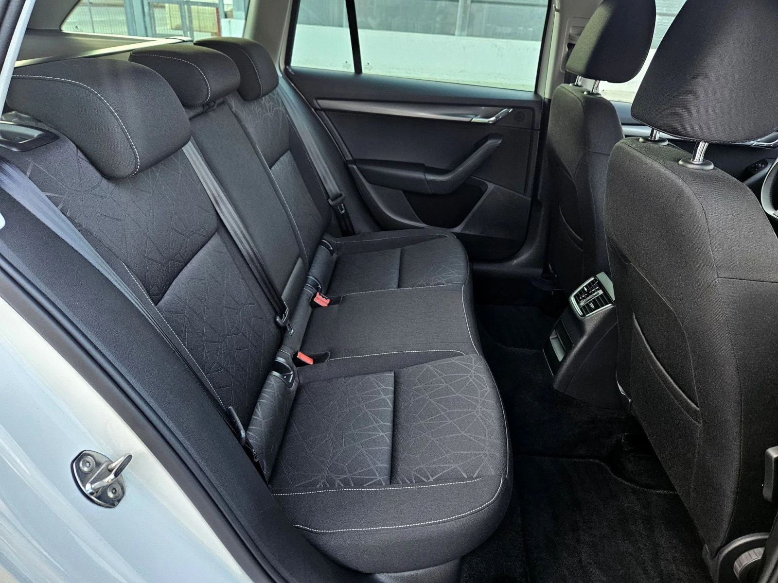 Skoda Octavia 1.5 - 150к.с. Чист бензин! , снимка 14 - Автомобили и джипове - 56060870
