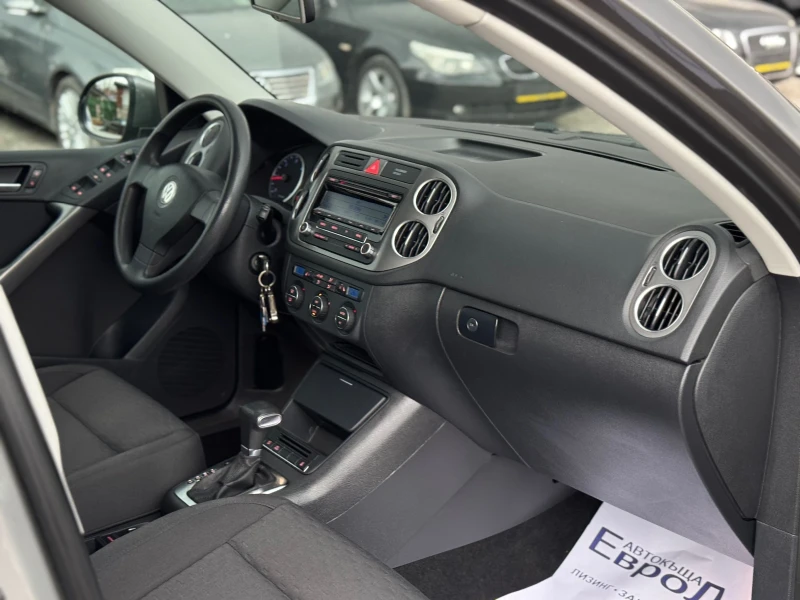 VW Tiguan 2.0TDI 170кс 4х4 АВТОМАТИК ПОДГРЕВ СЕРВ-KЛНИЖКА , снимка 15 - Автомобили и джипове - 49486646