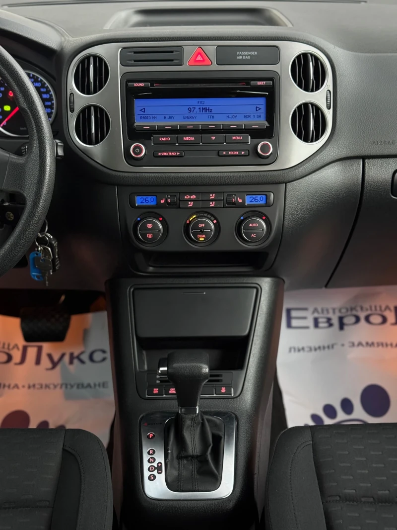 VW Tiguan 2.0TDI 170кс 4х4 АВТОМАТИК ПОДГРЕВ СЕРВ-KЛНИЖКА , снимка 16 - Автомобили и джипове - 49486646