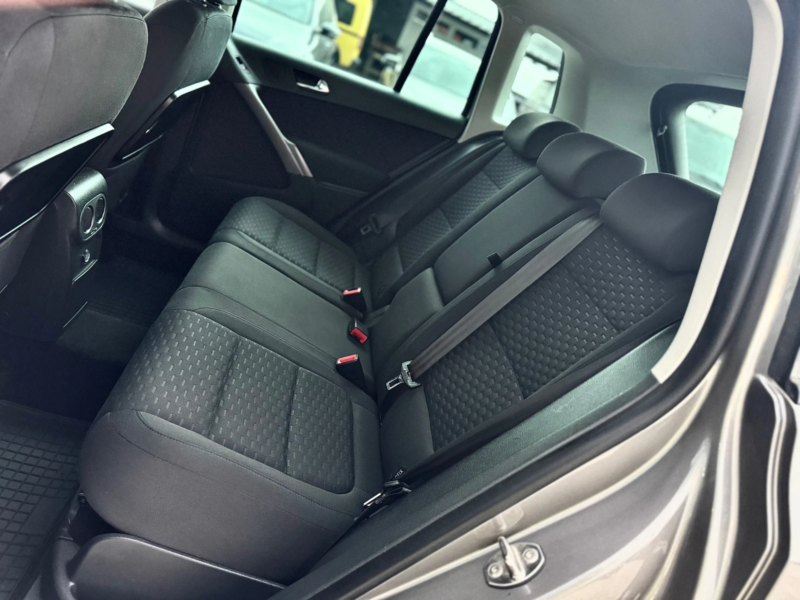 VW Tiguan 2.0TDI 170кс 4х4 АВТОМАТИК ПОДГРЕВ СЕРВ-KЛНИЖКА  | Mobile.bg — изображение 12