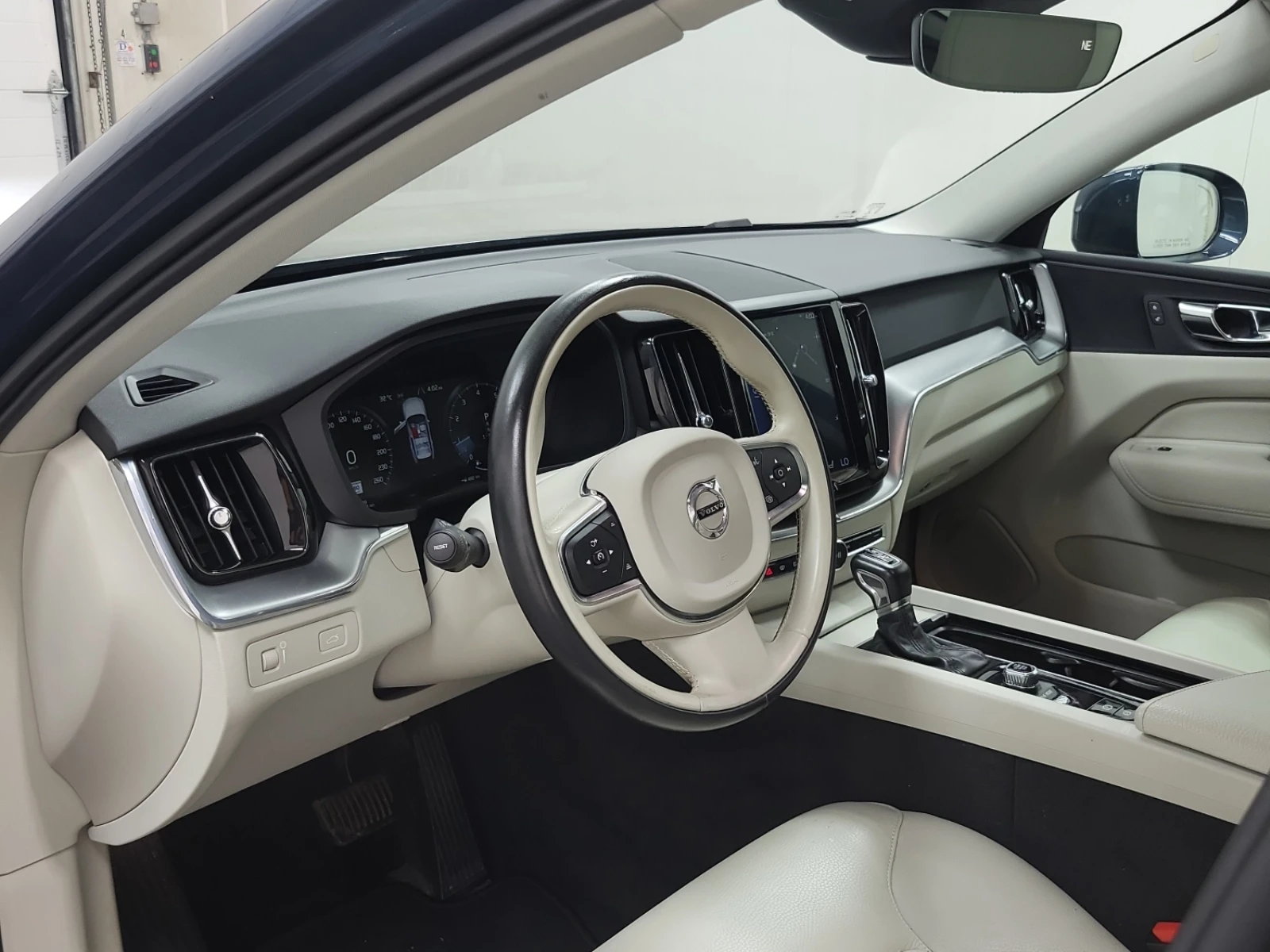 Volvo XC60 * MOMENTUM * CARFAX * БЕЗ ПЪРВОНАЧАЛНА ВНОСКА - изображение 9