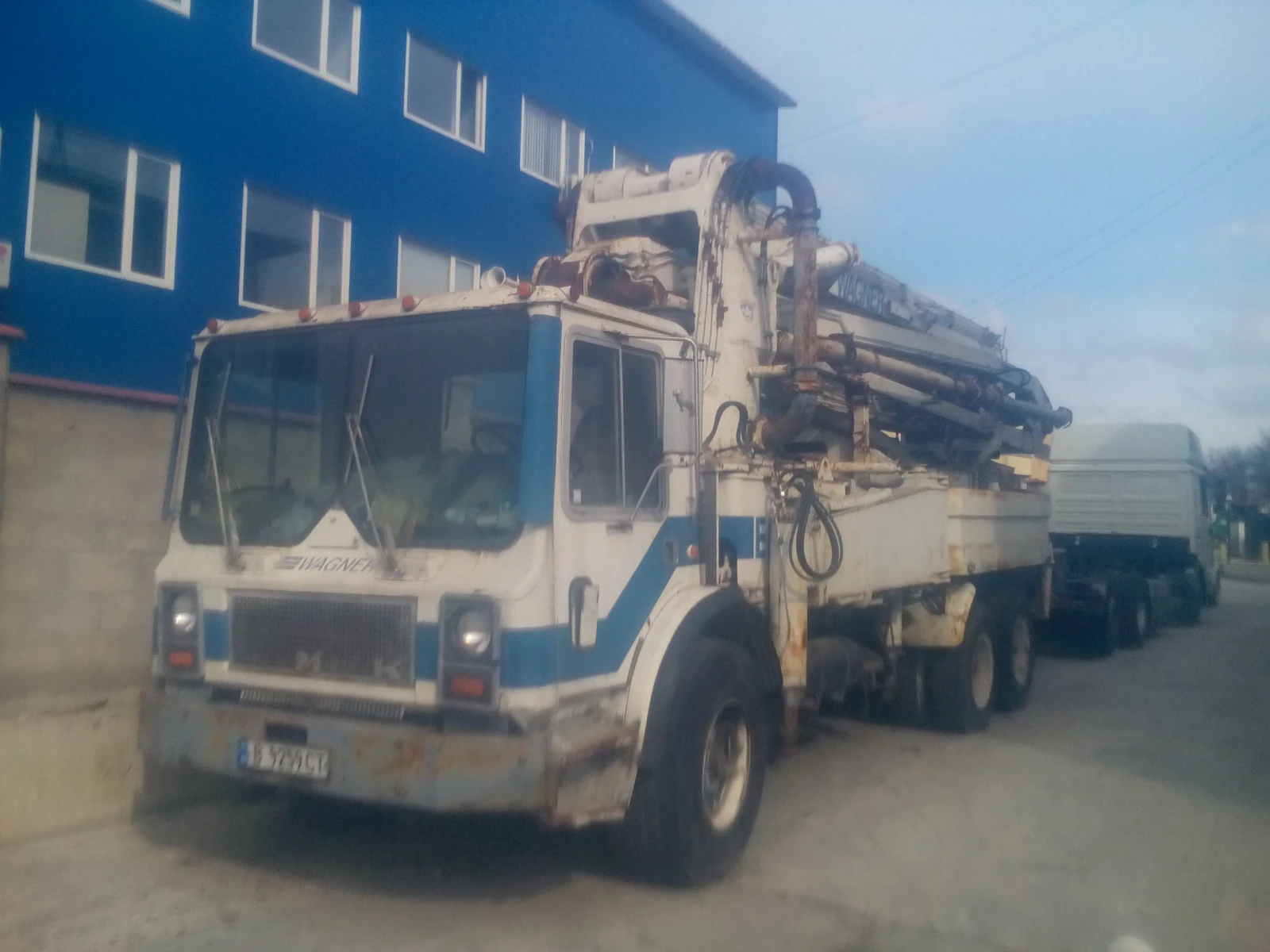 Бетон помпа Друга марка MACK MP 690C