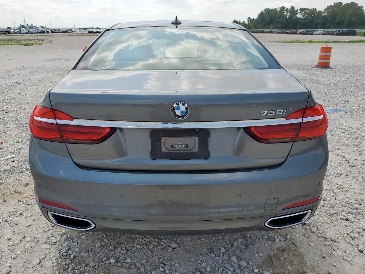 BMW 750  - изображение 6
