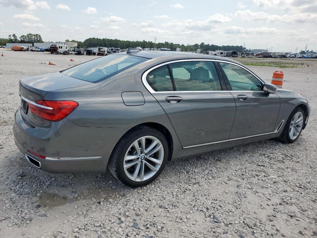 BMW 750  - изображение 2