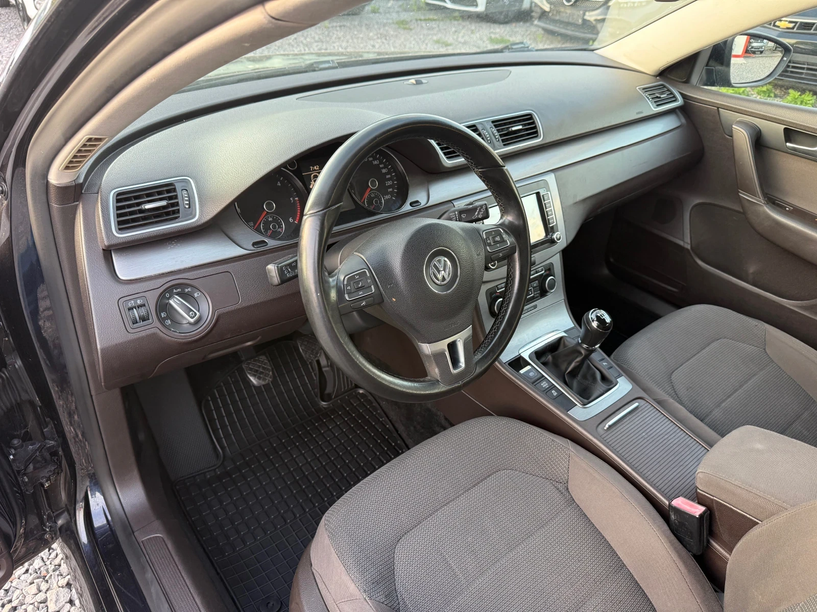 VW Passat (B7) 1.6 TDI (105кс) Navi/Bluetooth/USB/Camera/Eu5, снимка 9 - Автомобили и джипове - 53610018