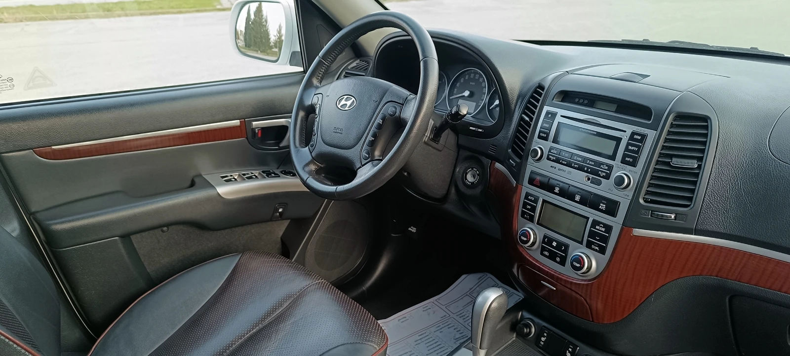 Hyundai Santa fe 2.2D 4x4 Aut. 7 места, снимка 11 - Автомобили и джипове - 53885226