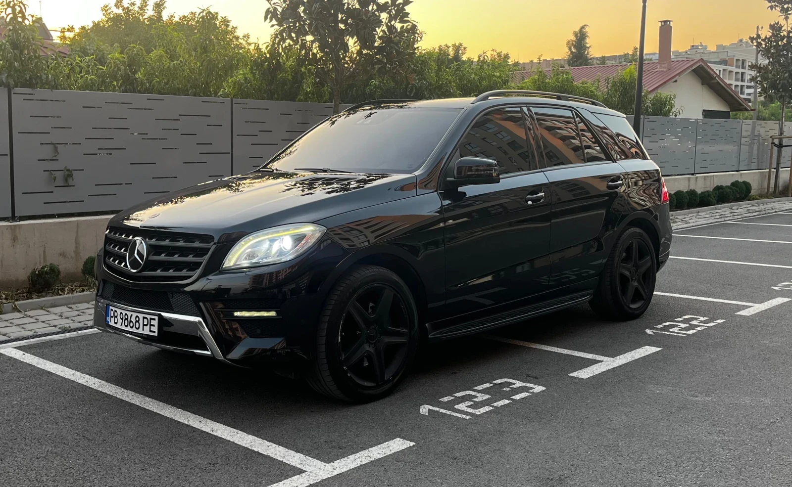 Mercedes-Benz ML 350 AMG Pack/Off Road/Дистроник/Подгрев/CarPlay, снимка 3 - Автомобили и джипове - 55841237