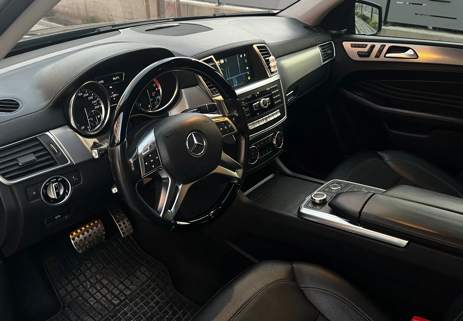 Mercedes-Benz ML 350 AMG Pack/Off Road/Дистроник/Подгрев/CarPlay, снимка 6 - Автомобили и джипове - 55841237