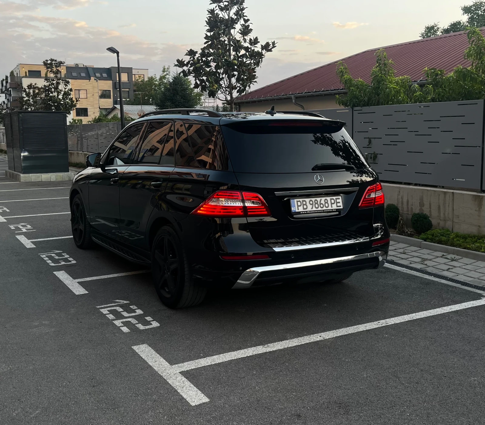 Mercedes-Benz ML 350 AMG Pack/Off Road/Дистроник/Подгрев/CarPlay, снимка 4 - Автомобили и джипове - 55841237