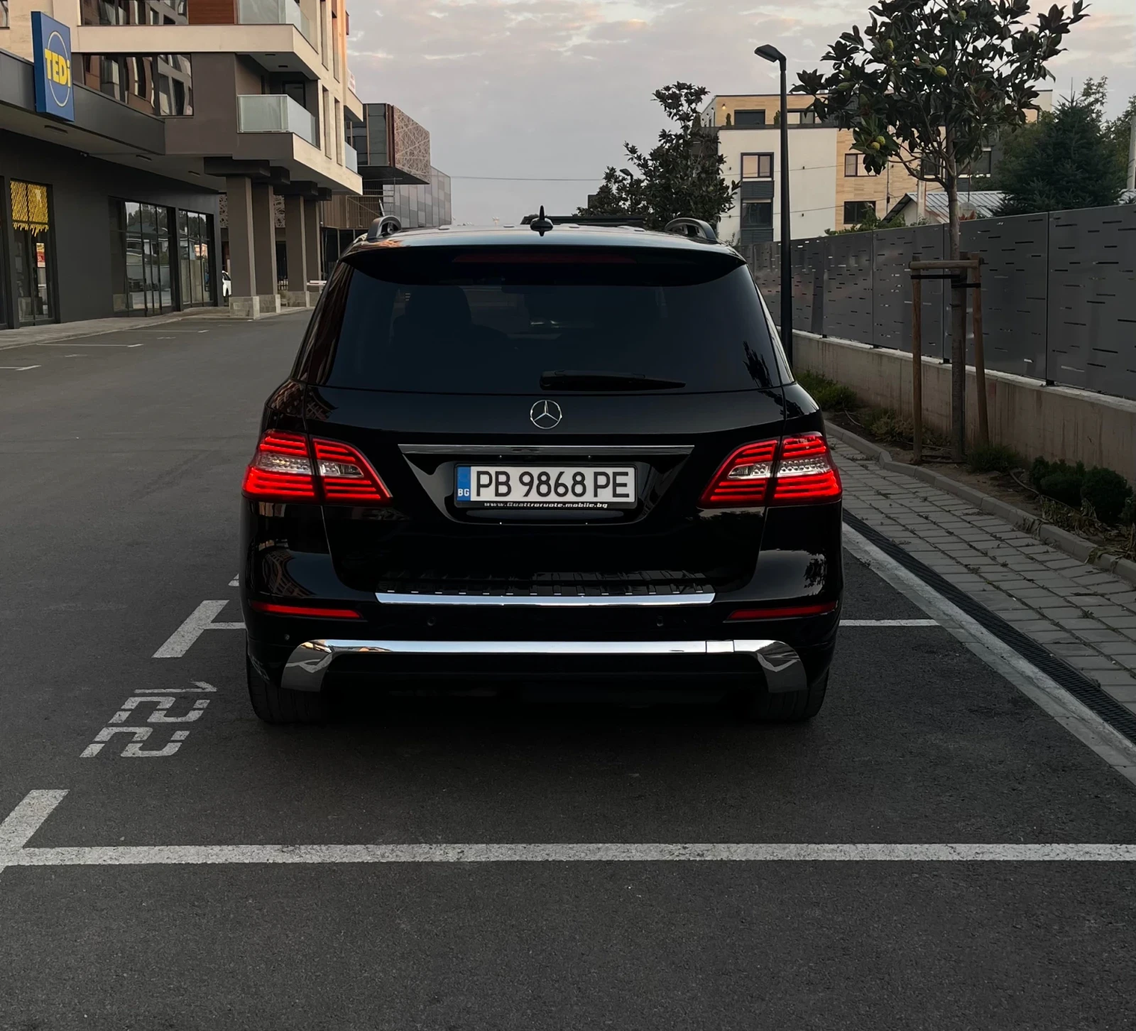 Mercedes-Benz ML 350 AMG Pack/Off Road/Дистроник/Подгрев/CarPlay, снимка 2 - Автомобили и джипове - 55841237