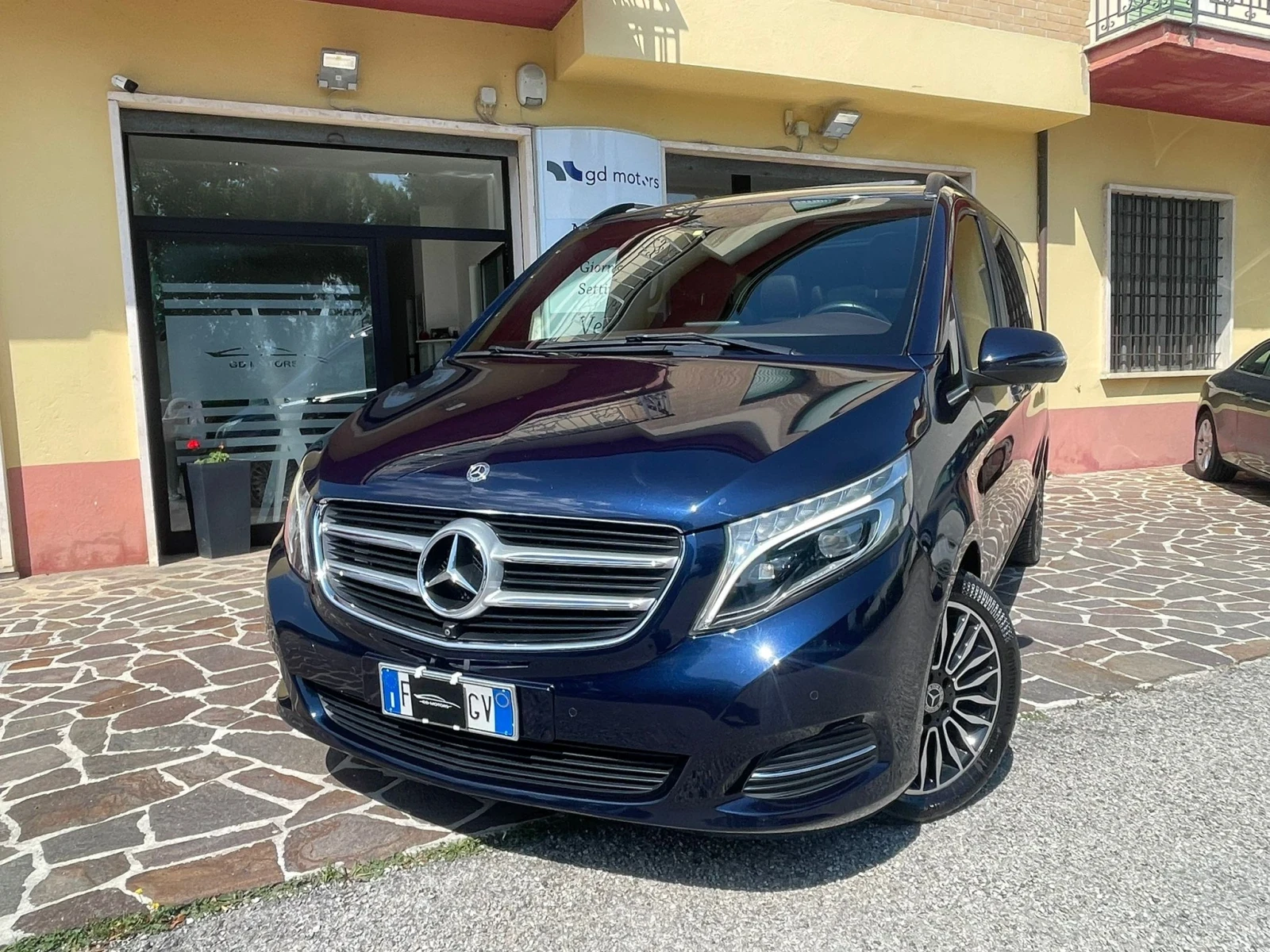 Mercedes-Benz V 250 !ОЧАКВАН ВНОС! ПЪРВОНАЧАЛНА ВНОСКА:31500ЛВ. - изображение 2
