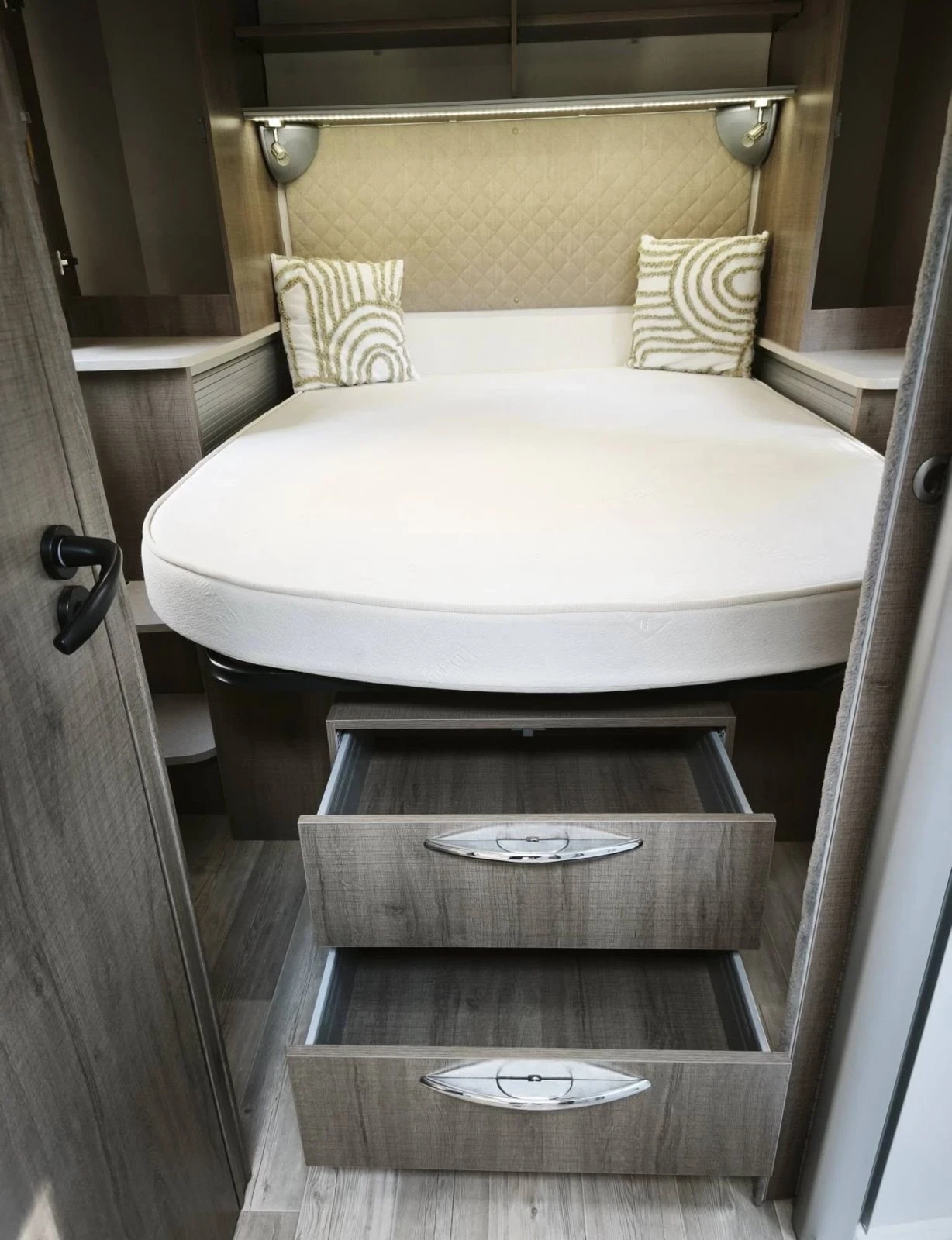 Кемпер Bavaria-Camp T746 STYLE-2023г-68000км-КАТЕГОРИЯ Б-FULL EXTRAS, снимка 9 - Каравани и кемпери - 55093531