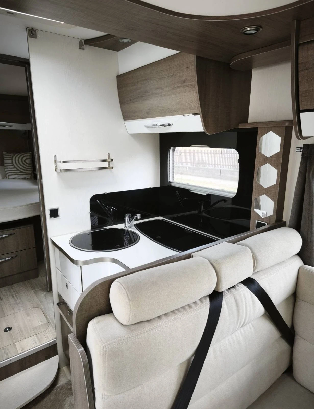 Кемпер Bavaria-Camp T746 STYLE-2023г-68000км-КАТЕГОРИЯ Б-FULL EXTRAS, снимка 7 - Каравани и кемпери - 55093531