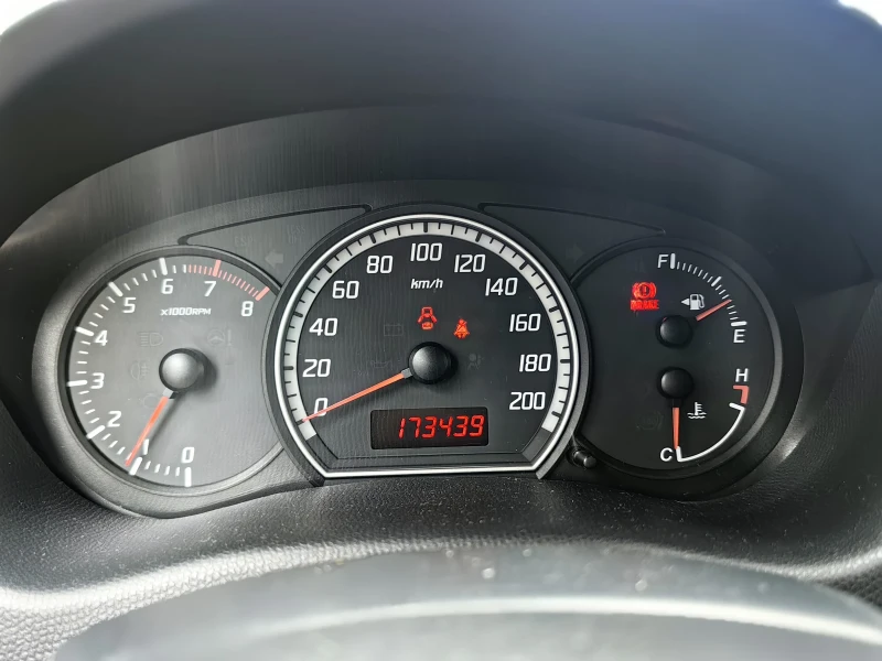 Suzuki Swift 1.3i 16V, снимка 9 - Автомобили и джипове - 52376424