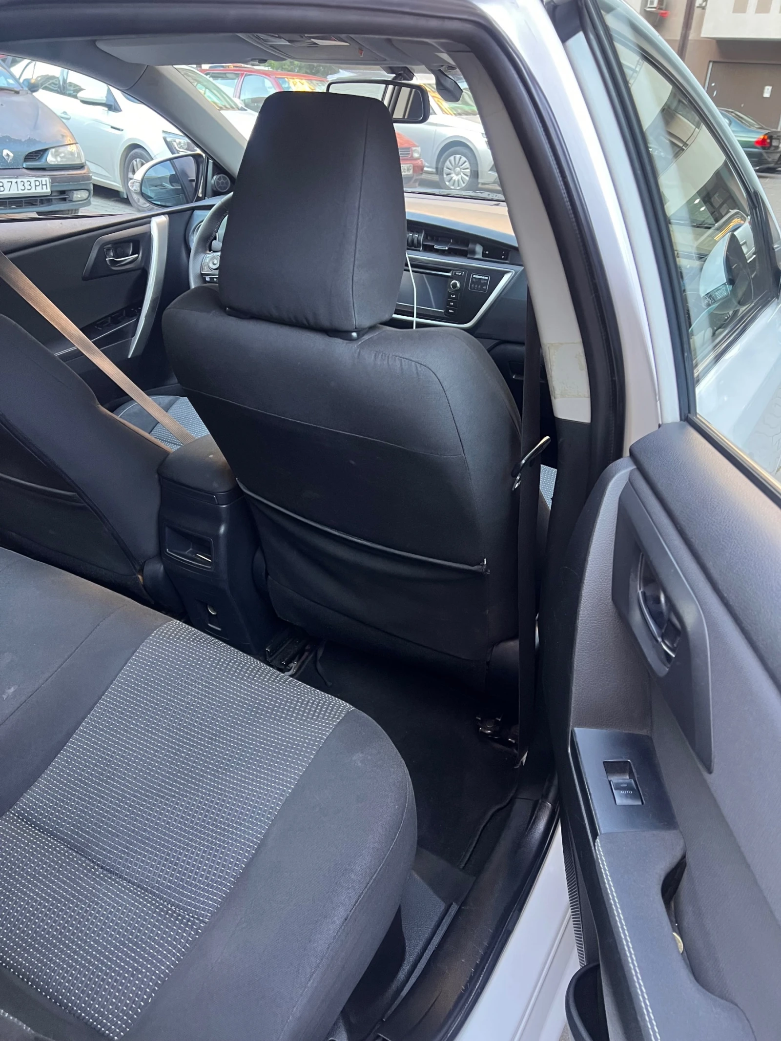 Toyota Auris  Hybrid 1.8 Automatic /Обслужвана /Камера, снимка 11 - Автомобили и джипове - 54305695