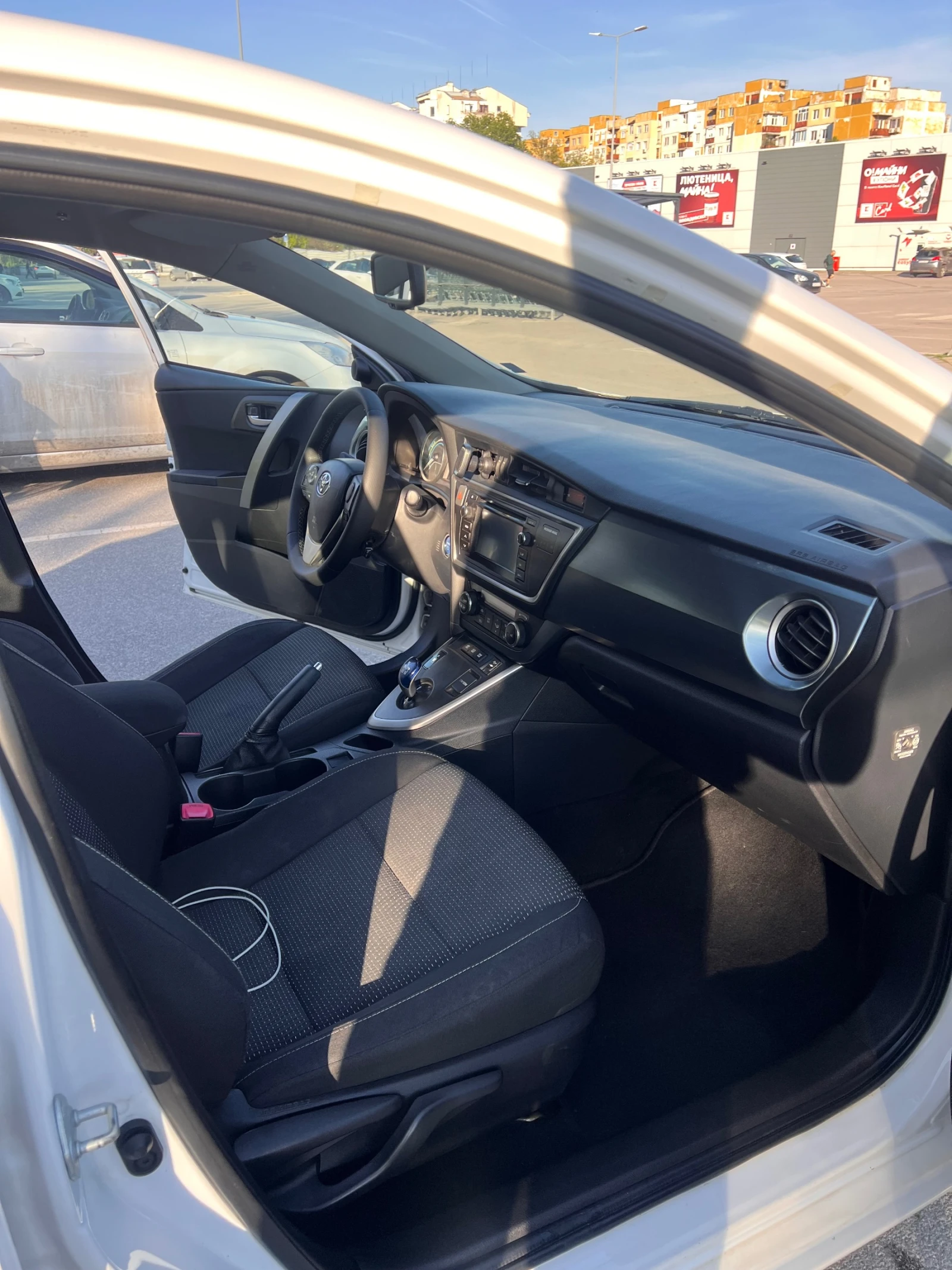 Toyota Auris  Hybrid 1.8 Automatic /Обслужвана /Камера, снимка 7 - Автомобили и джипове - 54305695